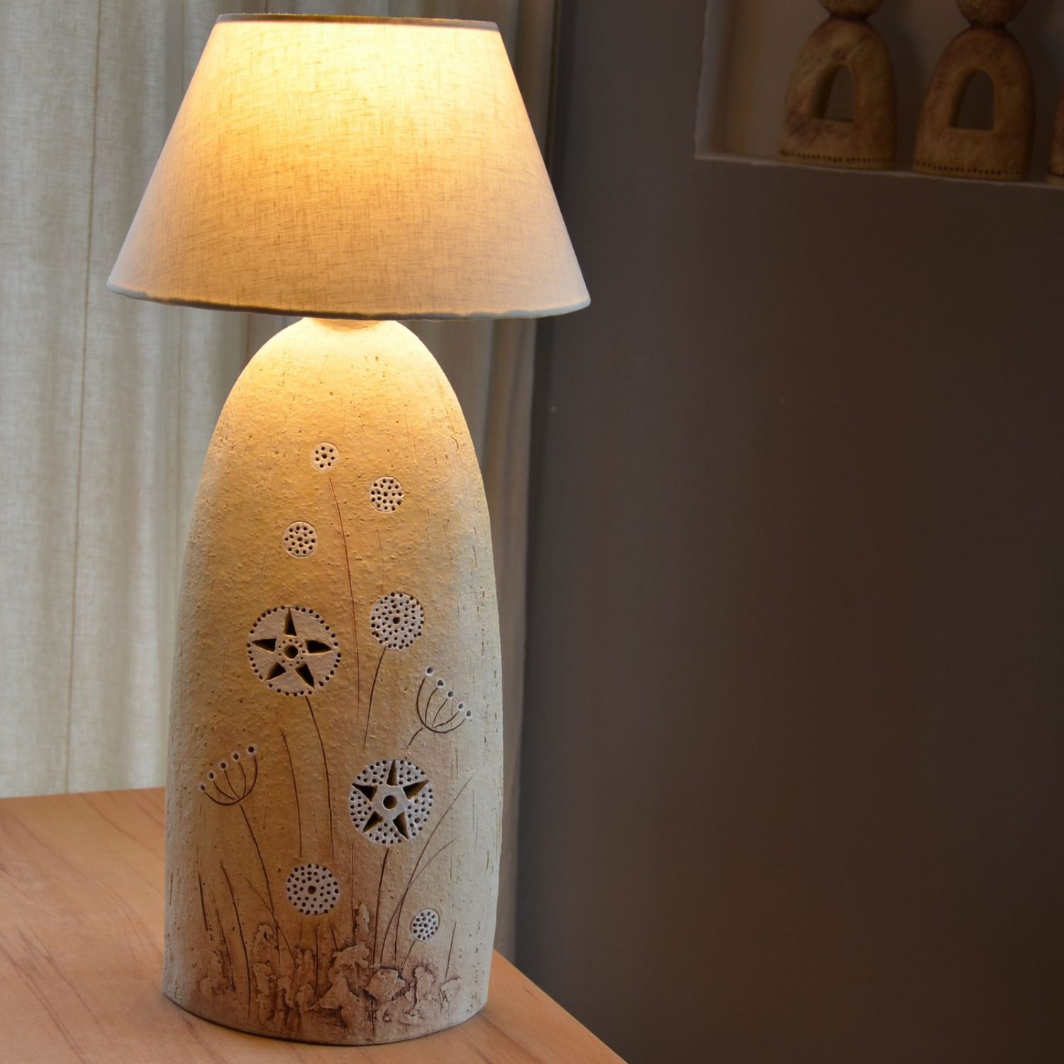 Lampa je zdrojem měkkého teplého světla. 3 552 Kč (Foto: Fler, keramikas)