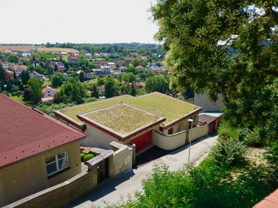 Dům s garáží ubral značnou plochu zeleně, ta se proto přestěhovala na jejich střechy (Knauf Insulation)