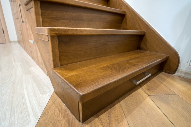 Ve schodech mohou být zabudované zásuvky na drobnosti. Foto: Shutterstock