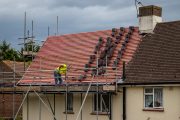 Náhradu nutných nákladů může požadovat ten ze spoluvlastníků, který například opraví děravou střechu. Foto: Shutterstock