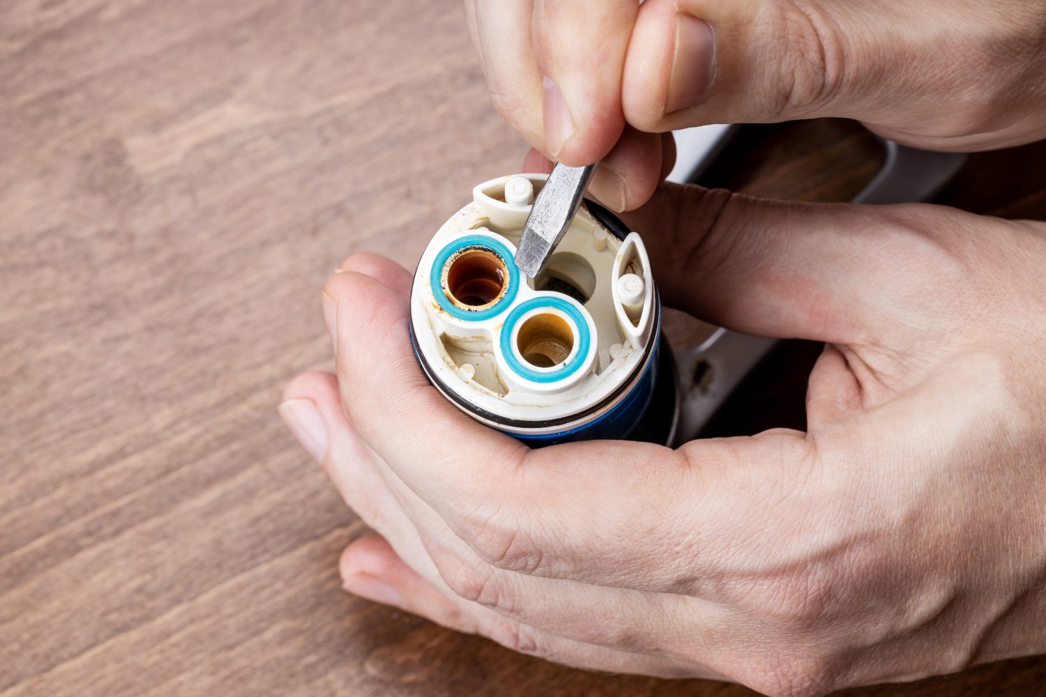 Gumové nebo fíbrové těsnicí kroužky v těle baterie se často zničí dřív než samotné zařízení a bývají příčinou kapání a protékání. Foto: Shutterstock