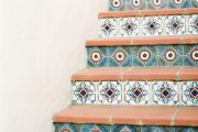 Zděné schody je možné zrenovovat obložením podstupnic pestrými keramickými obkládačkami. Foto: Shutterstock