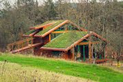 Díky zelené střeše dům splývá s okolní přírodou
