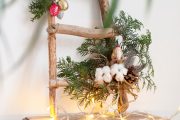 K vánoční pohodě přispěje i méně obvyklé použití dřeva, větviček túje a několika ozdůbek