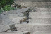 Poničené kamenné schodiště