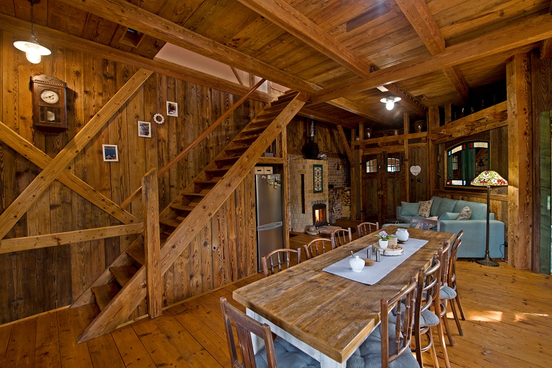 dřevěné schodiště v obytné místnosti