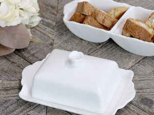 porcelánová máslenka v romantickém stylu
