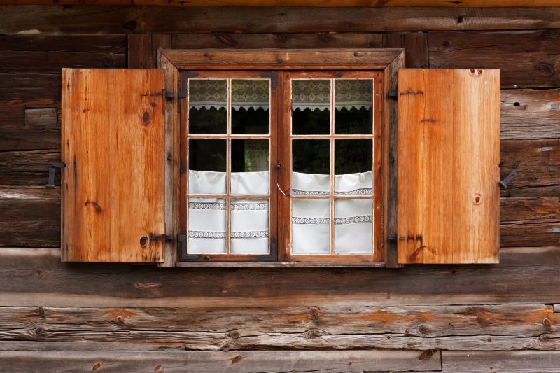 Alt popis: Dřevěná okna vyžadují správnou údržbu.