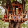 Děti v domečku na stromě
