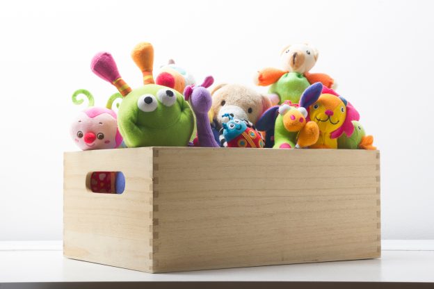 hračky v dřevěné bedýnce