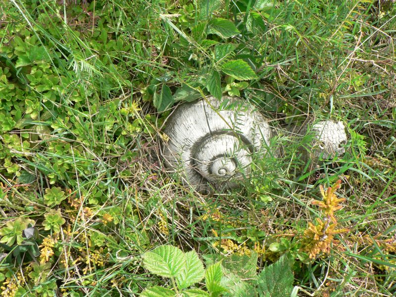 keramický hlemýžd v trávě
