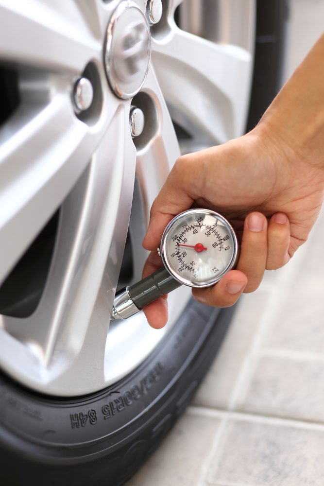 kontrola tlaku v pneumatikách