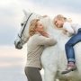Matka s dcerou u koně