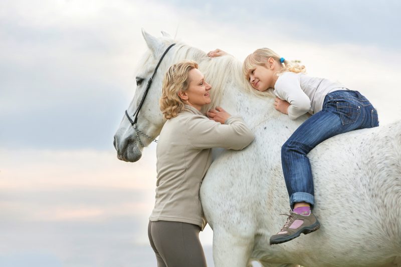 Matka s dcerou u koně