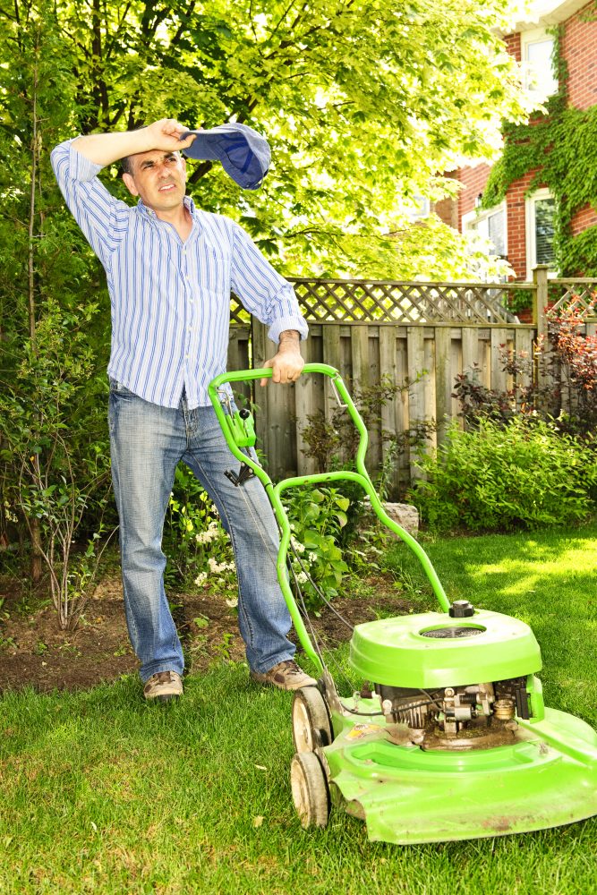 muž při práci na zahradě