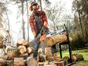 řezání dřeva