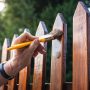 natírání plotu