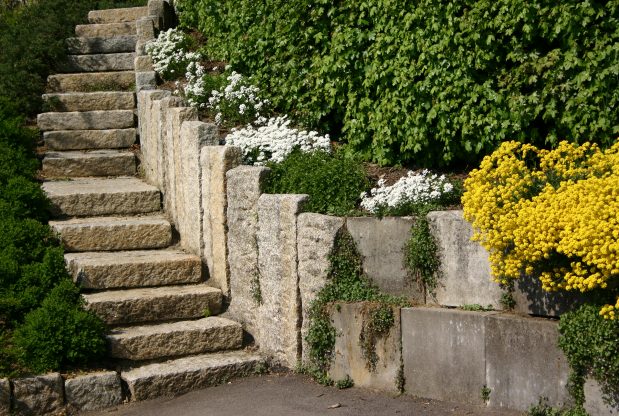 kamenné schodiště v zahradě