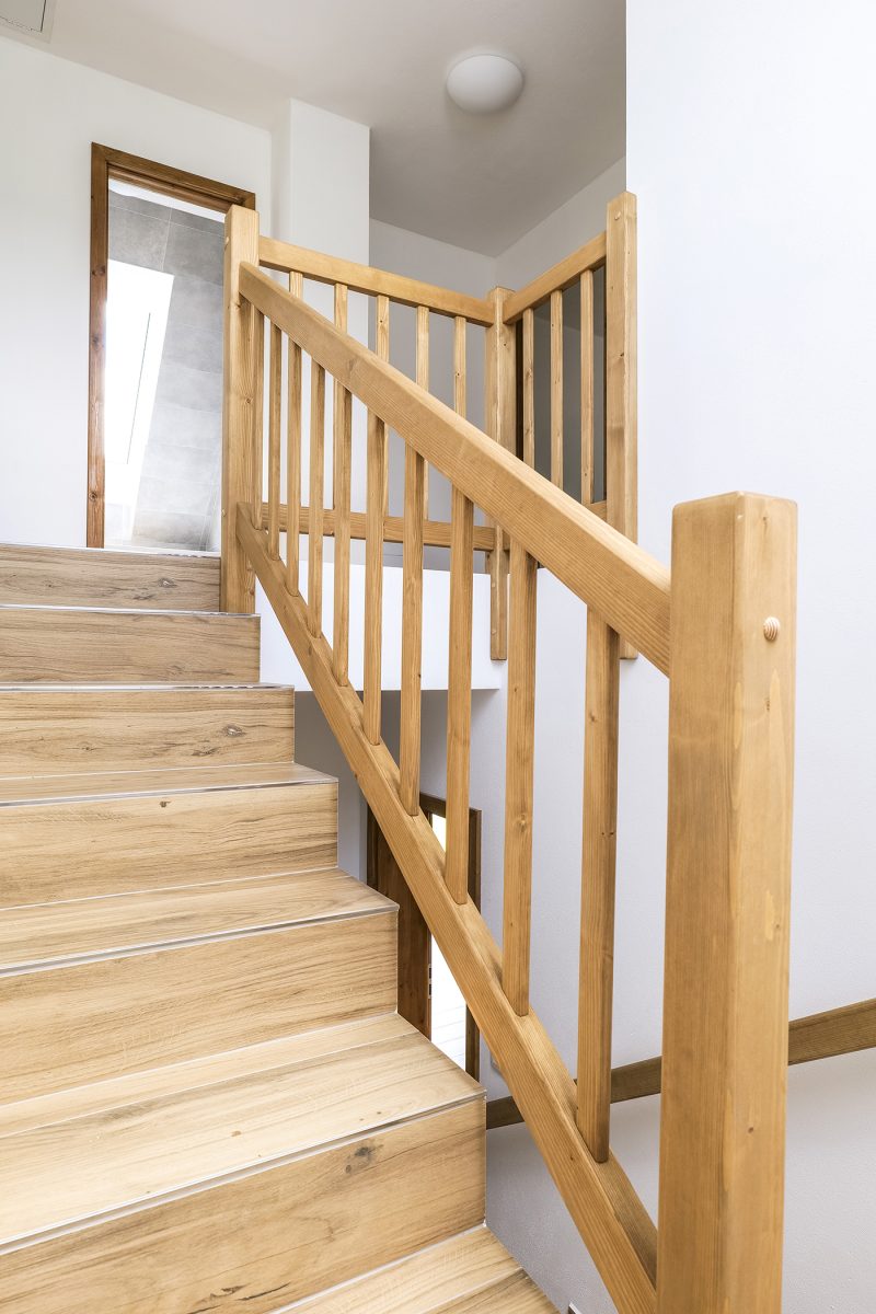 železobetonové schodiště ve vzhledu dřeva