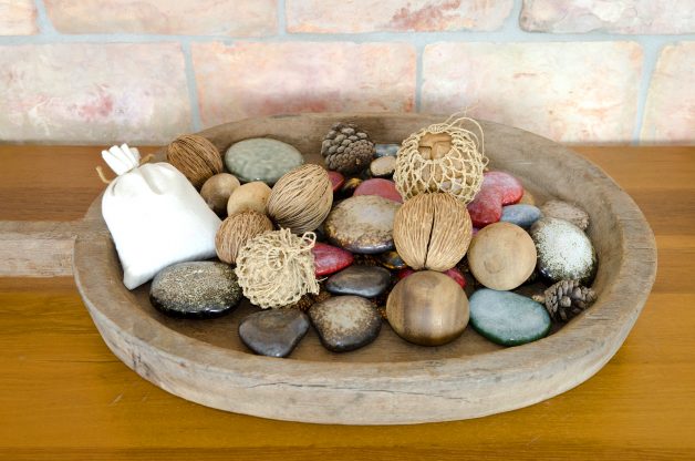 dekorace z kamínků a mušlí