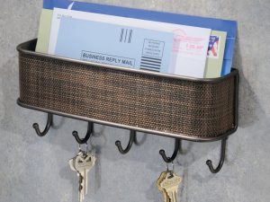 držák na klíče a poštu