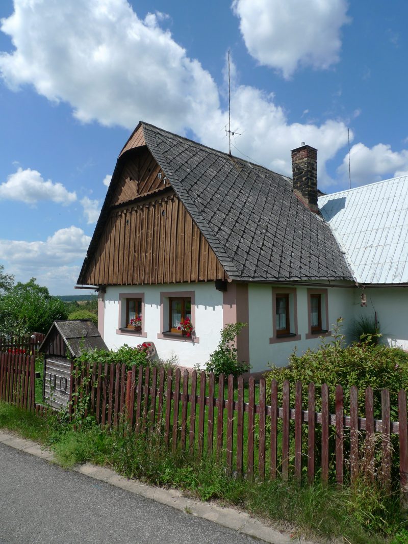 chaloupka s původní lomenicí a valbičkou