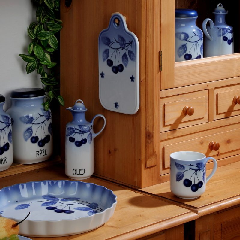 porcelán s dekorem modré třešně