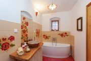koupelna s ručně malovanými dlaždicemi