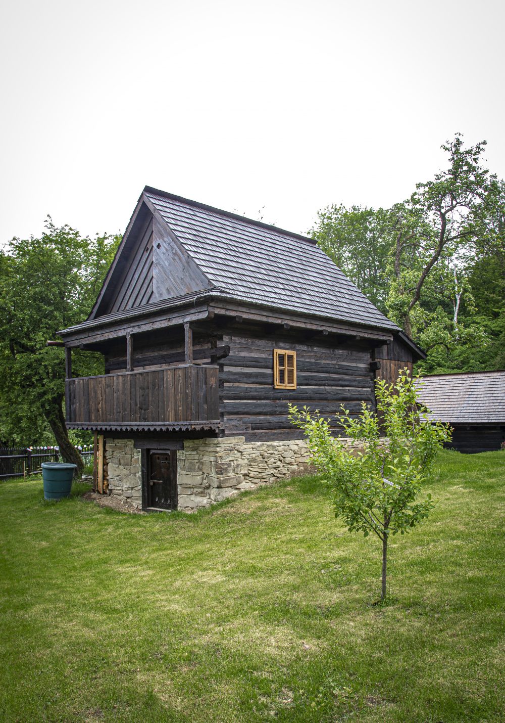 balkon u hospodářské budovy