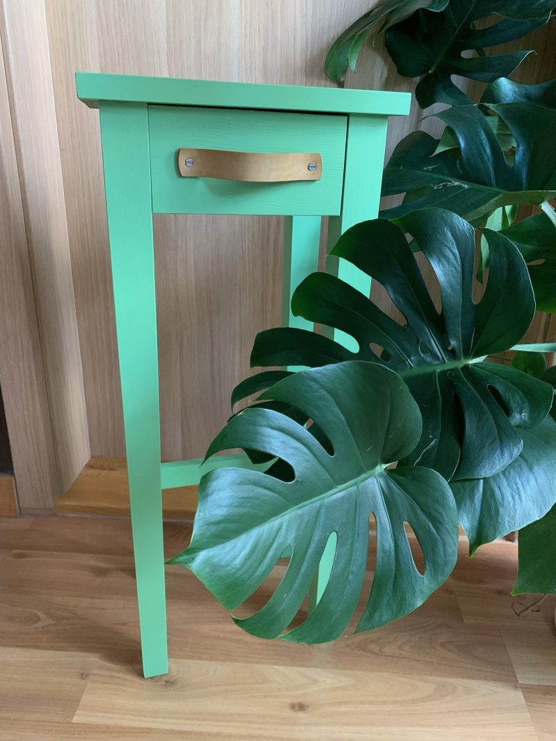 zelený květinový stolek