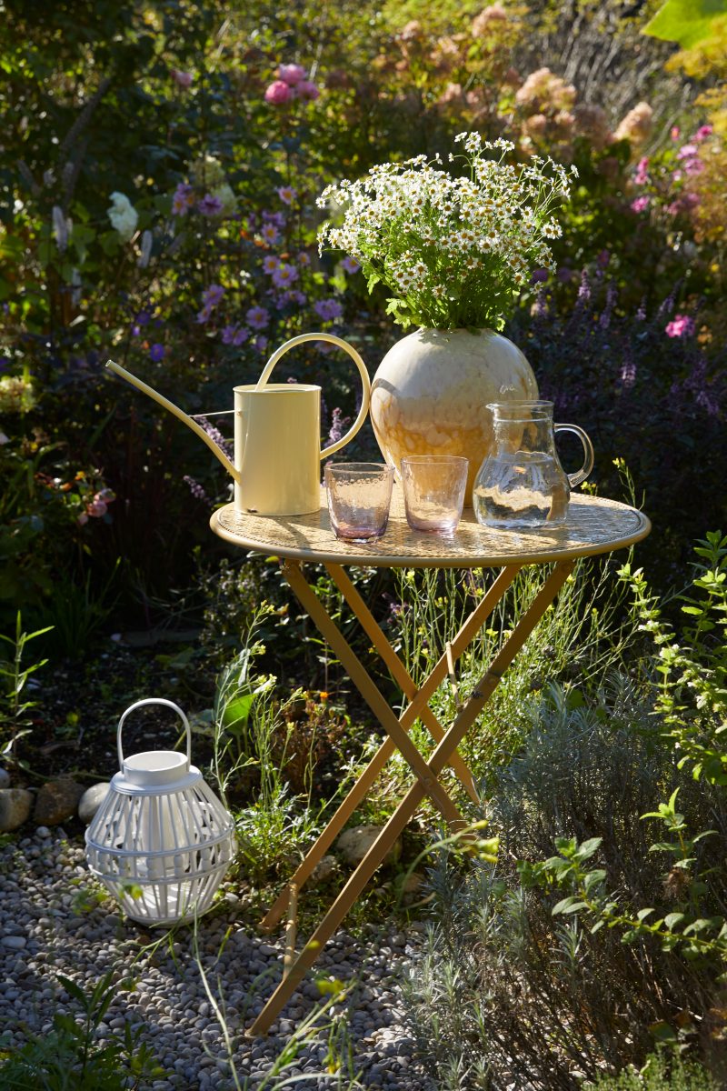 kovový zahradní stolek