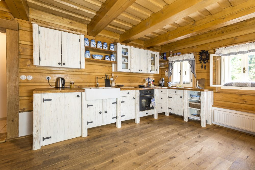 bílá dřevěná rustikální kuchyně
