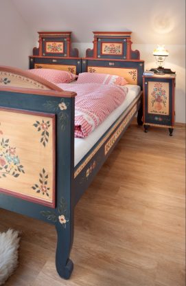malovaná postel