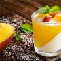 kokosová. panna cotta s mangovým želé