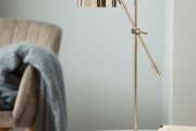 elegantní kovová stolní lampa