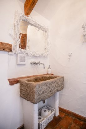 kamenný žlab v koupelně