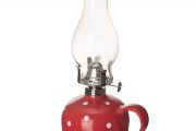 červená petrolejová lampa s puntíky