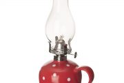 červená petrolejová lampa s puntíky