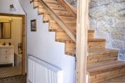 pískovcové schody obložené dřevem