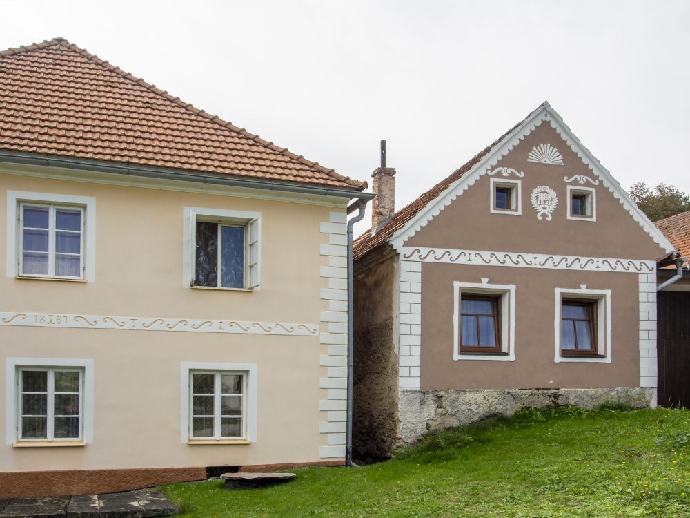 římsy se šikmými vlnkami