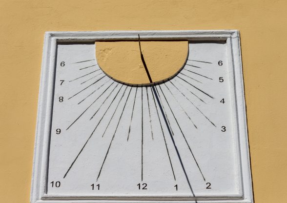 sluneční hodiny na omítce