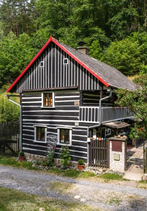 Patrová roubená stavba je svou architekturou typická pro oblast Kokořínska